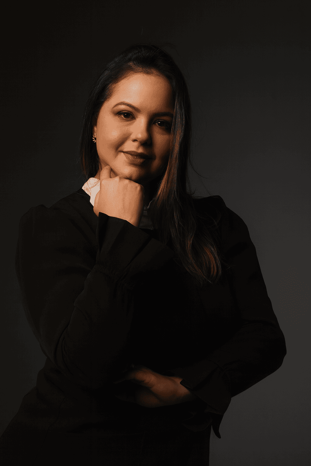 Aline Marques, enfermeira especialista em estética avançada, com jaleco e sorriso acolhedor.